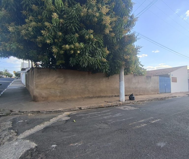 VENDE-SE CASA DE ESQUINA EM IBIRÁ NO SÃO BENEDITO